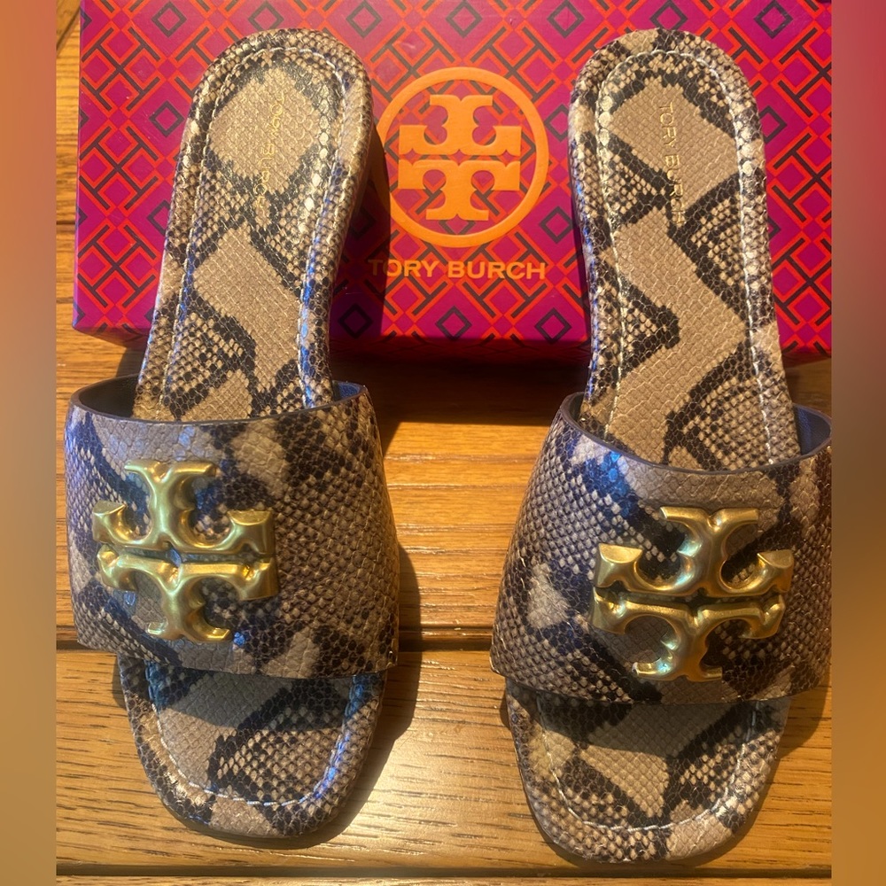 Tory Burch- “Eleanor Slide”
Genuine leather
Gold-tone double-T logo 
Slip-On 7